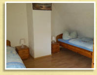 Schlafzimmer mit zwei Einzelbetten