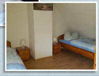 Schlafzimmer mit zwei Einzelbetten