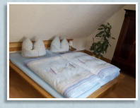 Schlafzimmer mit Doppelbett