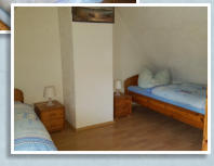 Schlafzimmer mit zwei Einzelbetten